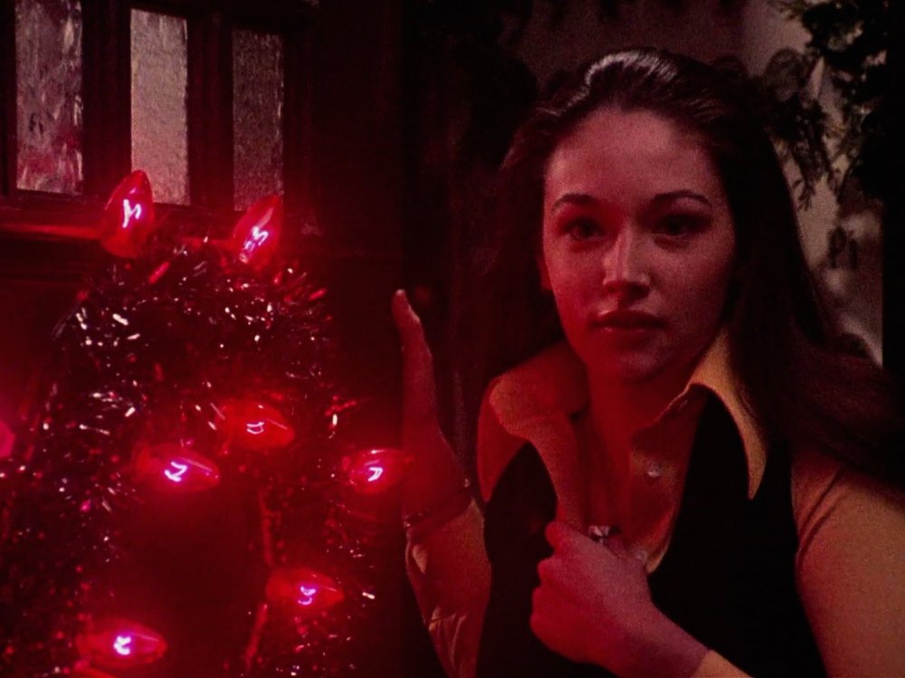 black-christmas-1974-002-woman-red-light